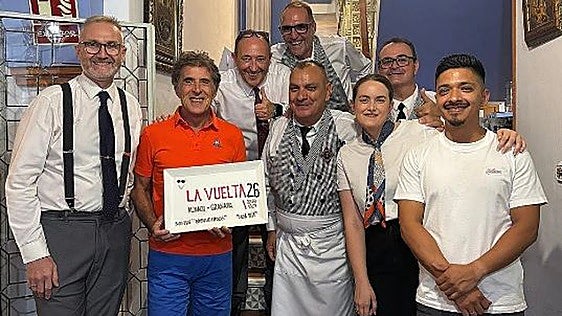 Perico Delgado «se adelanta al pelotón» y disfruta de la gastronomía de Córdoba en Casa Pepe de la Judería