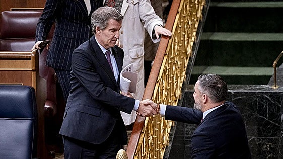 Feijóo es el líder mejor valorado y Sánchez solo supera a Abascal por una décima