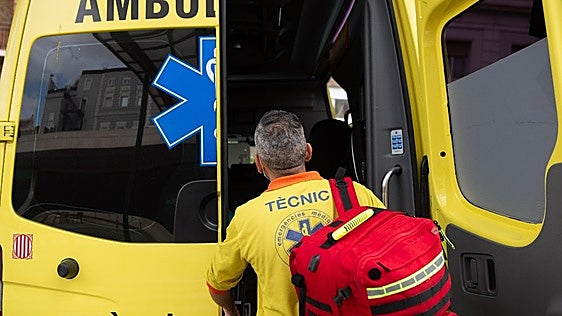 Una mujer agrede con un cuchillo a los sanitarios que la atienden en Barcelona tras pedir ayuda por teléfono a emergencias