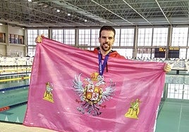 El profesor Javier Cáceres posa con la bandera de Toledo.