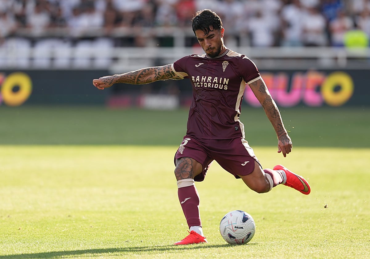Dani Tasende se prepara para realizar un centro durante un partido