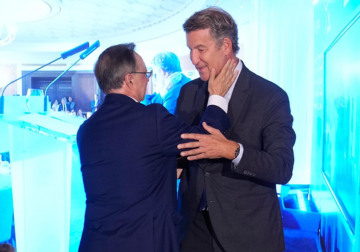 El líder del Partido Popular, Alberto Núñez Feijóo, junto al presidente de Ceuta, Juan Jesús Vivas.