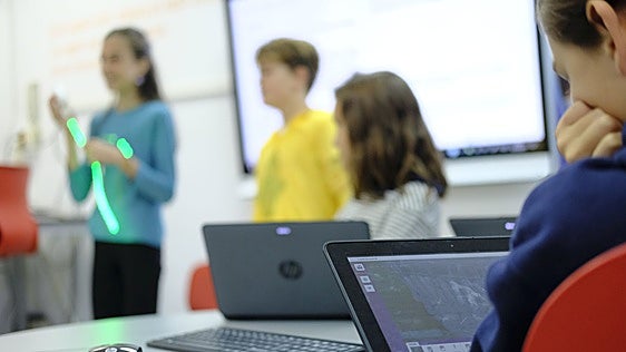 Las pantallas y el uso de la Inteligencia Artificial son los nuevos factores que explican el suspenso en el informe PISA