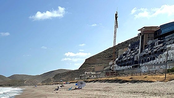 La Junta de Andalucía activa la cuenta atrás para derribar el hotel ilegal El Algarrobico en Carboneras