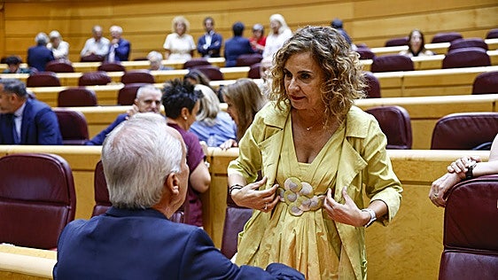 María Jesús Montero promete su cargo como senadora y los senadores andaluces de Vox «juran por España»