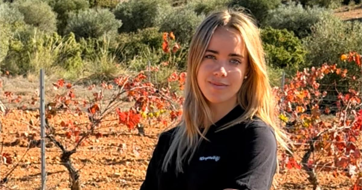 Paula Nuévalos, agricultora valenciana de 27 años: «La gente de ciudad dice que le encanta el pueblo. No, a ti lo que te gusta es estar de vacaciones en un sitio tranquilo»