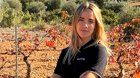 Paula Nuévalos, agricultora valenciana de 28 años: «La gente de ciudad dice que le encanta el pueblo. No, a ti lo que te gusta es estar de vacaciones en un sitio tranquilo»