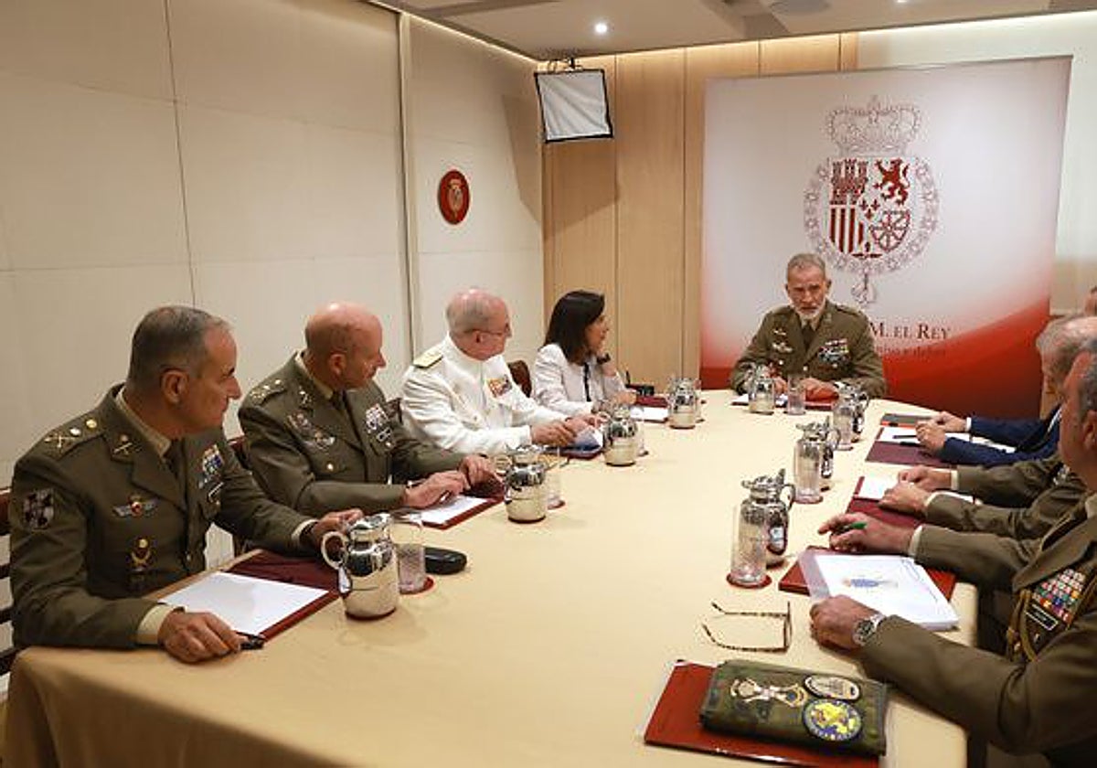 El Rey analiza con Robles y la cúpula militar la situación de Ceuta