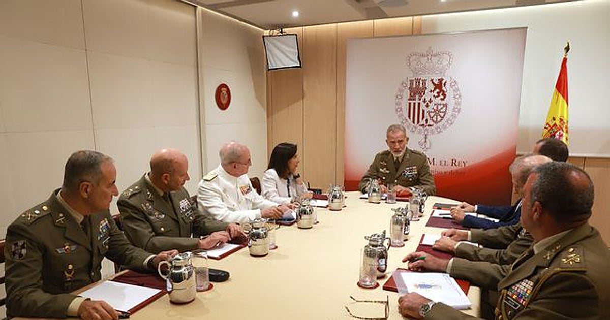 El Rey analiza con Robles y la cúpula militar la situación de Ceuta