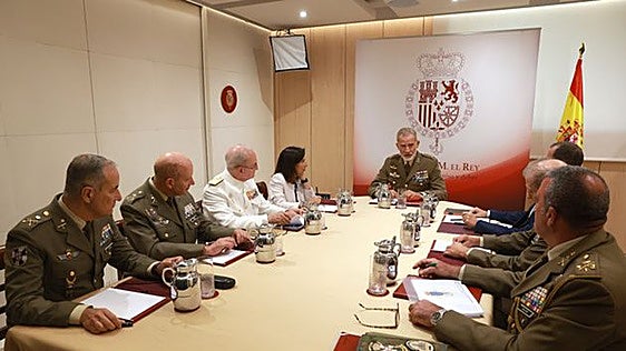 El Rey analiza con Robles y la cúpula militar la situación de Ceuta