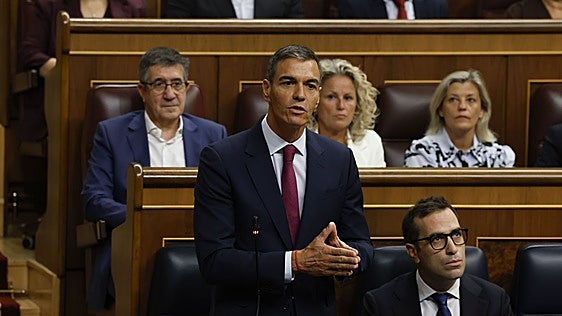 Sánchez huye de Ceuta en el Congreso y Feijóo le advierte: «Su país se lo hará pagar»