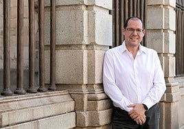 Daniel Morcillo, concejal de Educación,  posa para ABC junto a la catedral de Toledo.