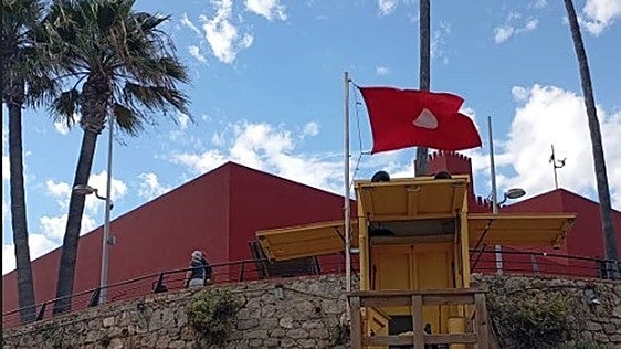 Benalmádena cierra al baño la playa de Bil Bil por E. coli