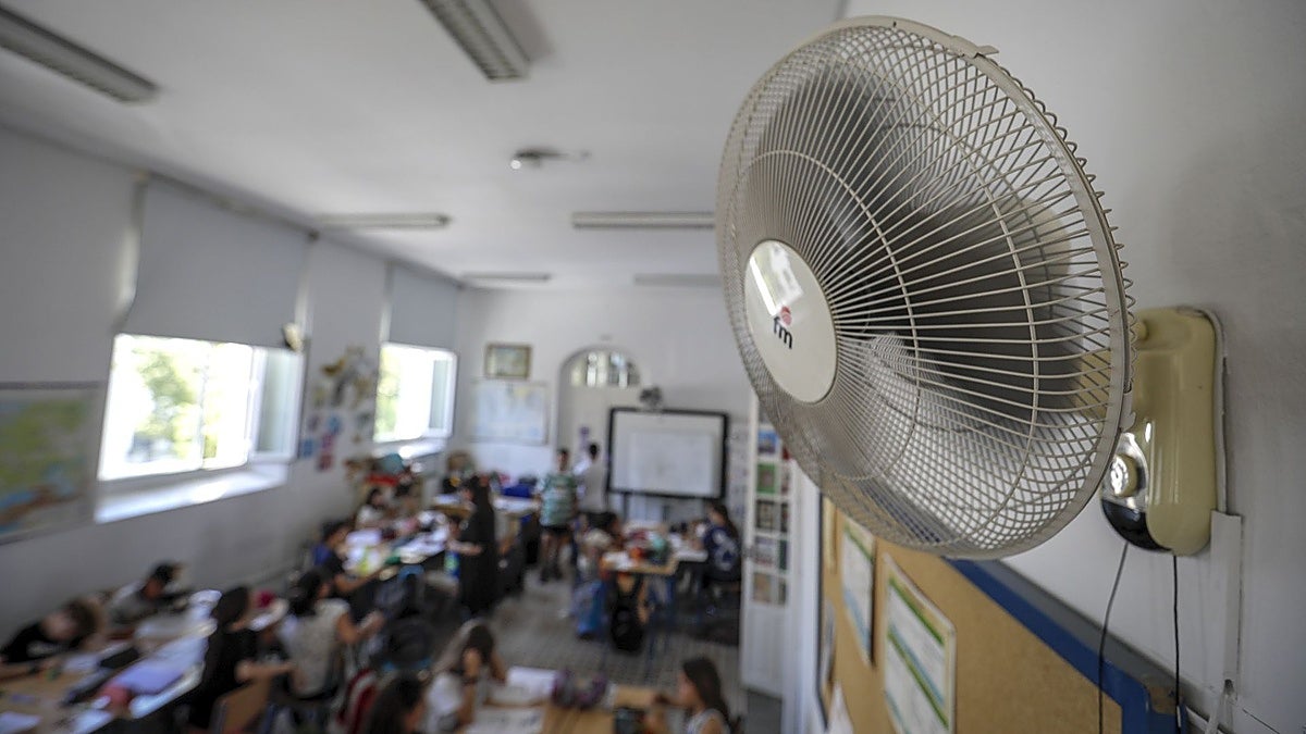 Radiografía climática de las aulas de Madrid antes del plan millonario de Ayuso: el 78% de los colegios no tiene aire acondicionado miniatura