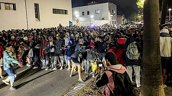 Crisis en Ceuta, en directo: traslado de inmigrantes a los campamentos y últimas noticias hoy