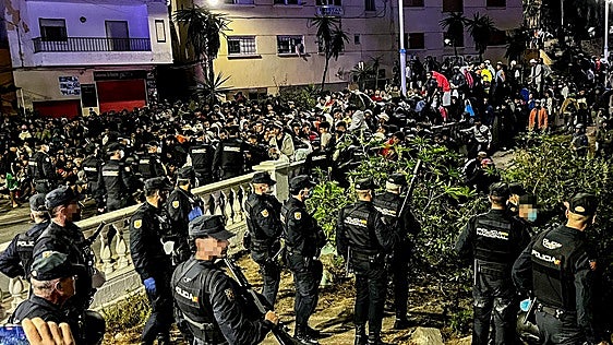 Crisis en Ceuta, en directo: traslado de inmigrantes a los campamentos y última hora hoy
