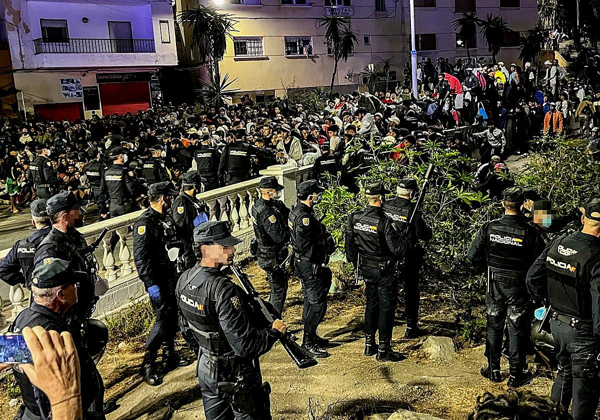 Comienza el operativo para el traslado de inmigrantes con gran tensión por conseguir una plaza