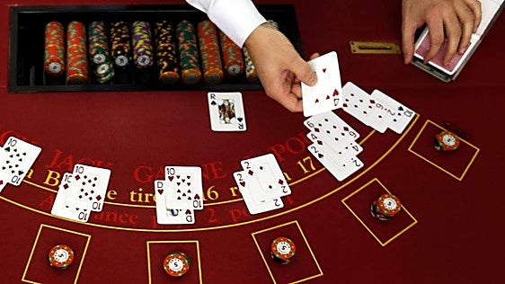 Una croupier de un casino de Bilbao dura apenas dos horas repartiendo cartas tras estar dos años de baja