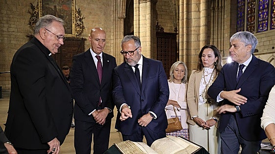 El 'Tumbo Legionense' regresa a la catedral de León, «en su mejor esencia» ,tras su restauración