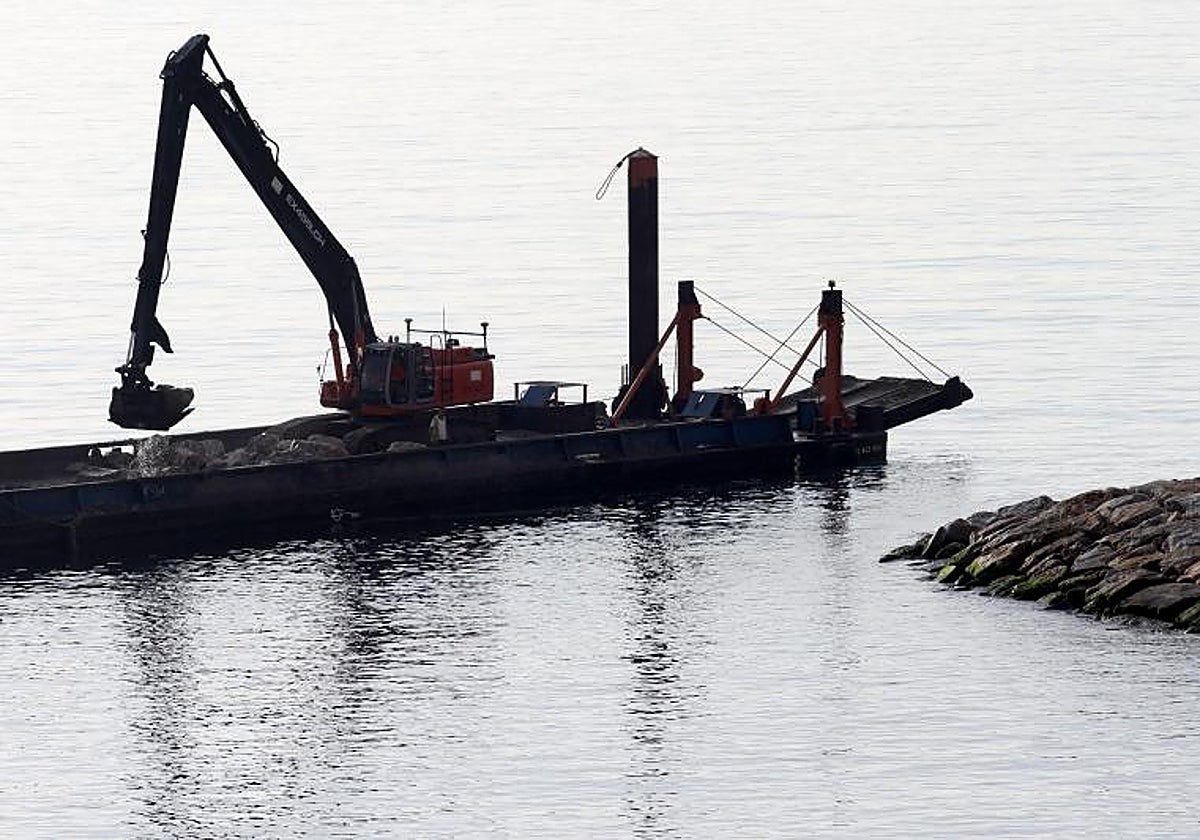 Decenas de camiones entran a diario en Gibraltar para los rellenos en aguas españolas