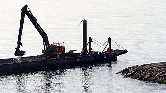 Barco efectuando rellenos en aguas españolas en Gibraltar