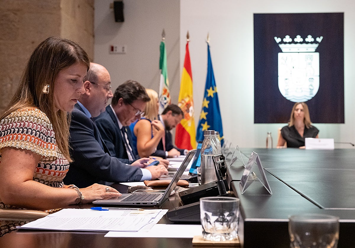 La consejera de Educación de la Junta de Extremadura, Sandra Valencia (en primer plano), en un Consejo de Gobierno