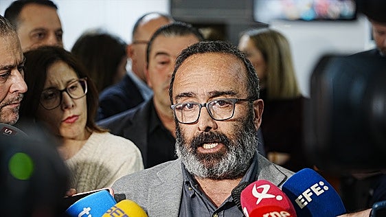 El PSOE ningunea al presidente de la Diputación de Cáceres, crítico con Sánchez