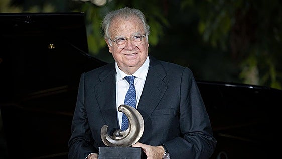 Jaime Siles se emociona al recibir el Premio Lorca de poesía: «Ya soy parte de Granada»