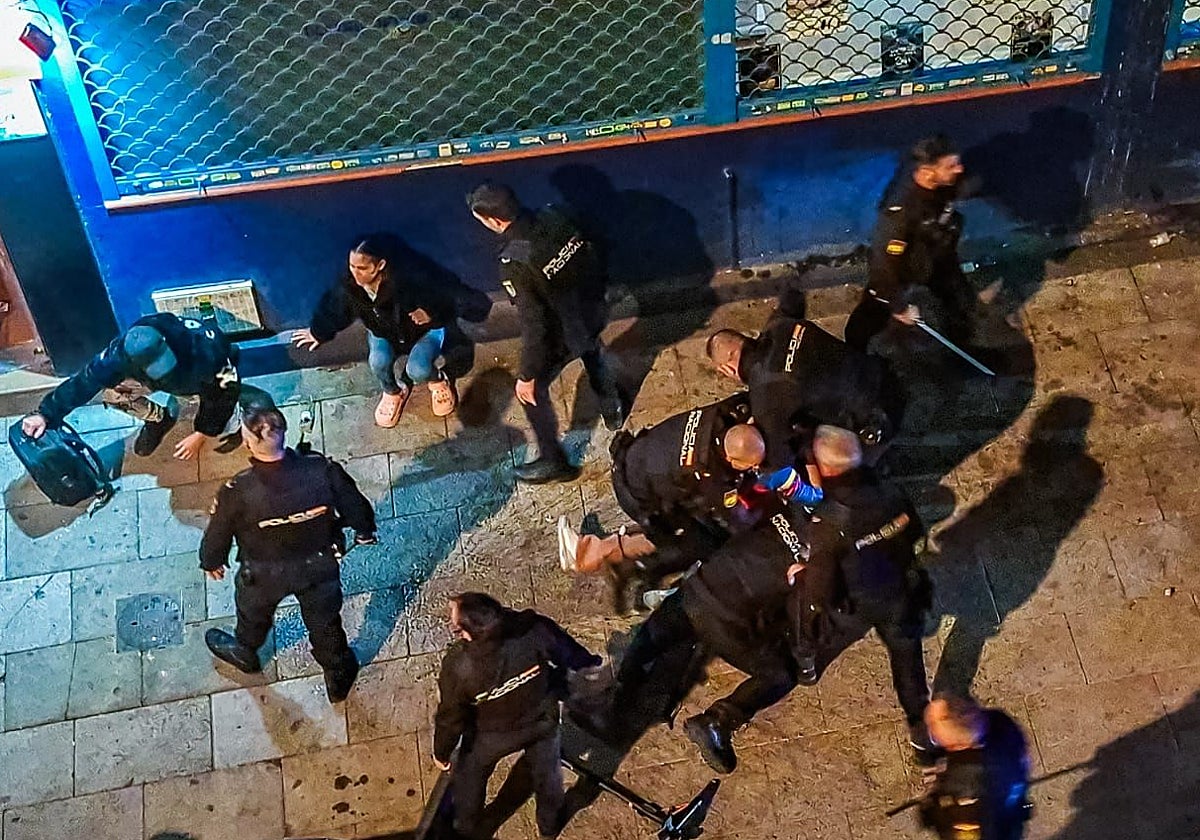 La Policía 'bunkeriza' el bulevar de Vallecas para atajar «el gueto»: «Faltan medidas sociales»