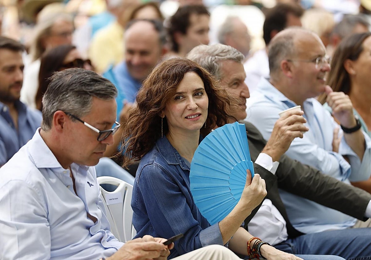 Tellado y Bendodo arropan a Ayuso en el último debate de la región de la legislatura miniatura