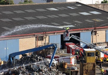 Los bomberos apagan tras ocho horas el incendio de la avenida del Aeropuerto y la Policía lo investiga