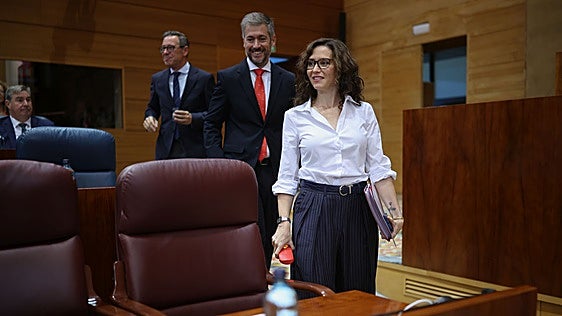 Ayuso anuncia una carrera docente que supondrá subidas de sueldo de hasta 350 euros para sus profesores