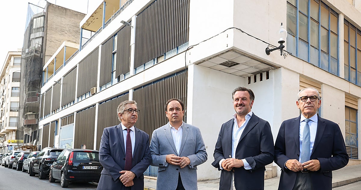 El antiguo edificio de Correos de Elche vuelve al patrimonio municipal tras casi dos décadas sin uso
