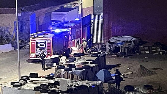 Cerca de 40 chabolas calcinadas tras un incendio en los campamentos de inmigrantes en el Tarajal