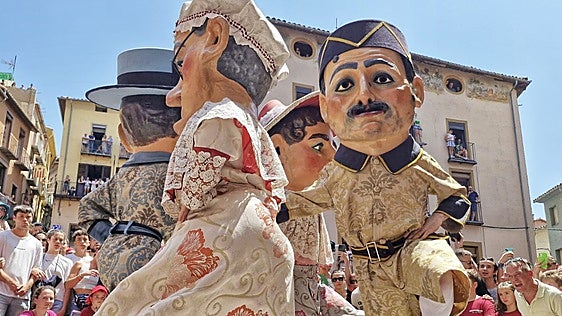 La mejor fiesta de pueblo de España está en Barcelona: baile, fuego y más de cinco siglos de historia