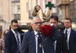 Los cofrades por al crucificado sobre sus hombros.