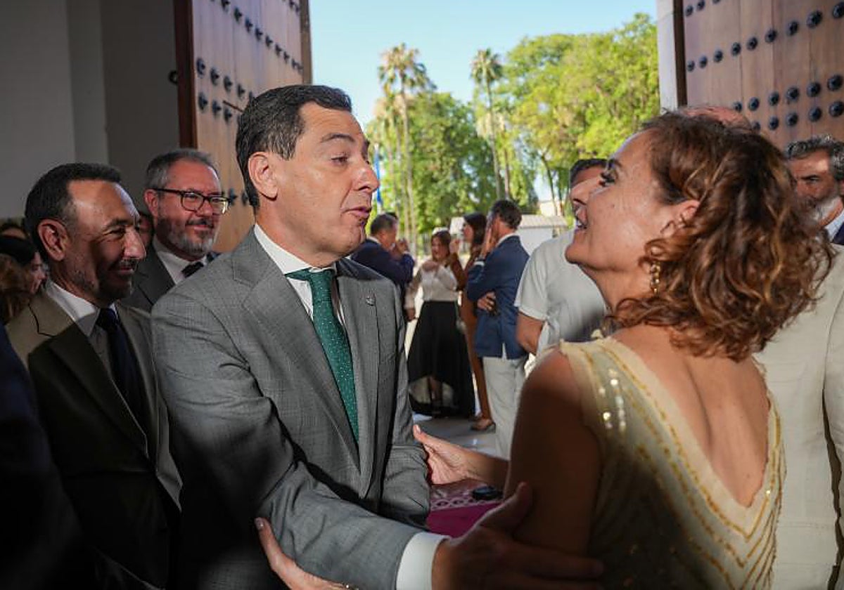 Primer careo de Juanma Moreno con María Jesús Montero tras su pacto con Vox