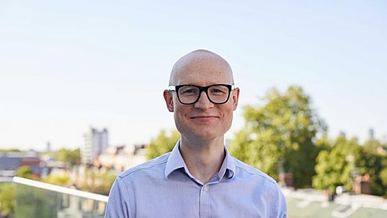De diseñar aviones a pilotar la lucha contra el cáncer: el investigador Ben O'Leary aterriza en Málaga