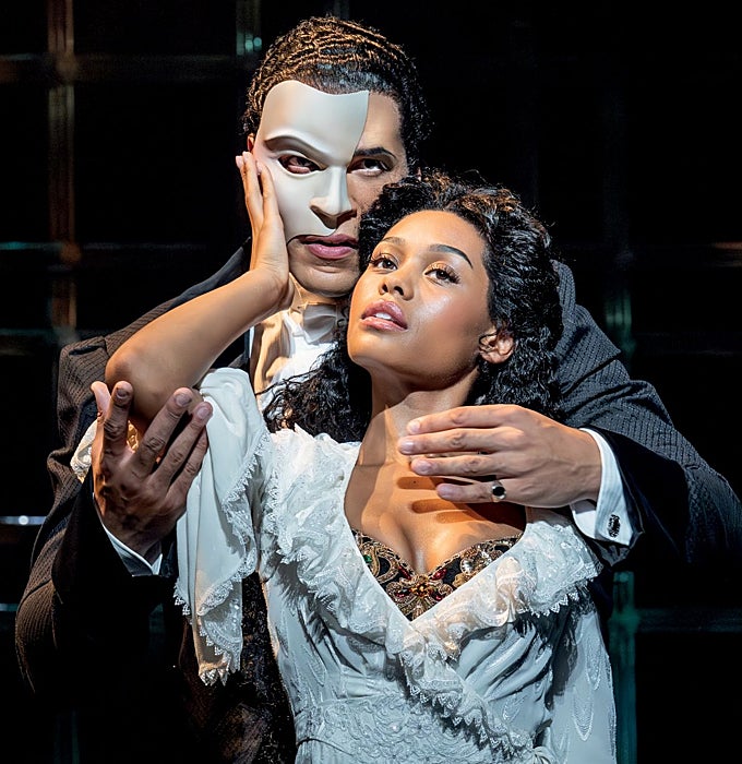 Jordan Donica en el rol de El Fantasma y Beatrice Penny-Touré como Christine.