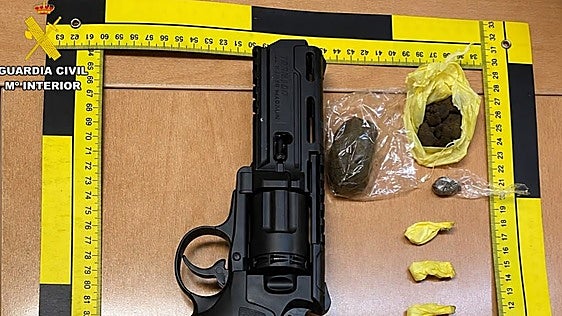 Cocaína, hachís y un revólver: el 'pack' intervenido a un joven de 18 años en las fiestas de O Barco