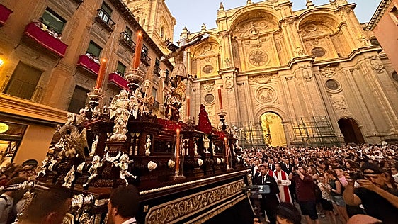Granada saca en procesión al Cristo de San Agustín para rogarle que no haya más terremotos