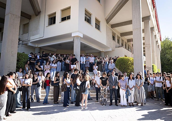 En todos los centros del campus granadino se ha guardado un minuto de silencio