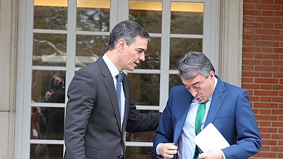 Los socios abren otro frente al Gobierno al secundar la tesis del chantaje de Rabat a Sánchez