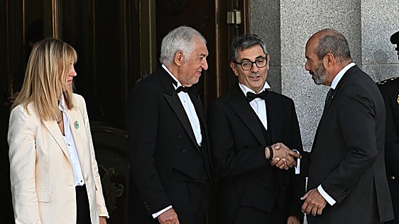 «Salvapatrias» y «lobos solitarios»: Moncloa recrudece los ataques al Poder Judicial como ariete electoral