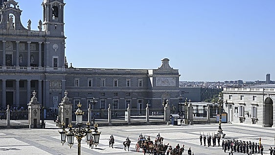Un taxi atropella a un policía municipal durante la Entrega de Credenciales en el Palacio Real