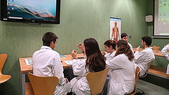 El oncólogo, Javier Torres, aborda en la UCLM los avances en biomedicina para tratar el cáncer de pulmón
