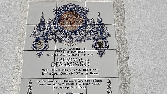 Un azulejo recuerda la estancia de la Virgen de las Lágrimas en el antiguo hospital de los Desamparados de Córdoba