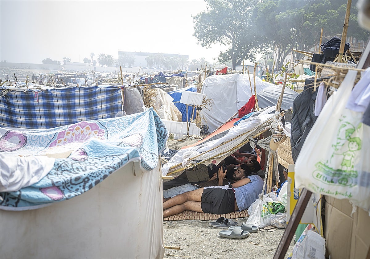 La Audiencia Nacional paraliza la construcción de carpas del Puerto de Ceuta para alojar a inmigrantes