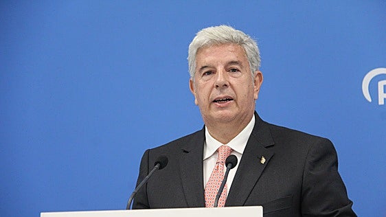 De la Rosa cuestiona las «supuestas diferencias» de Page con Sánchez tras premiar a Patxi López en Albacete