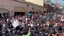 Estudiantes protestan en desfile militar en Morelos tras asesinato de Claudia Tacoronte